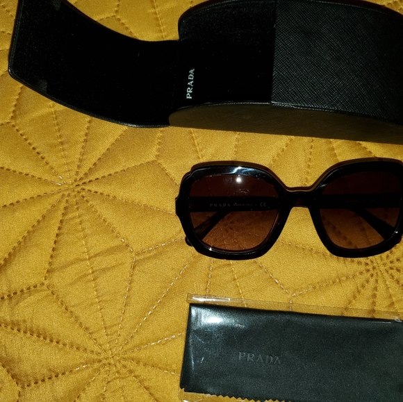 Classy Authentic PRADA SUNGLASSES - Picture 3 of 7